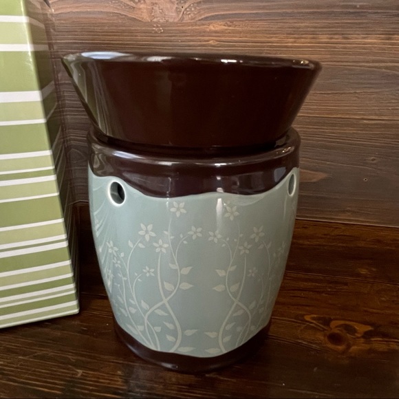 NWT Scentsy Deluxe Warmer - Pembrook - Retired - Picture 2 of 7